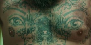 Liczne tatuaże Aleksieja to m.in. słowa „Karol” i „Marks” (portret Karola Marksa widać również w kwaterze generała Drejkowa), rosyjski herb, Kreml, dwie wieże kościoła prawosławnego i kajdany – ostatni z tych rysunków w rosyjskich więzieniach wykorzystują ci osadzeni, którzy otrzymali wcześniej przynajmniej 3 wyroki i spędzili tam przynajmniej 5 lat.