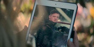 Scena po napisach ustawia także podwaliny pod obecność Jeleny w serialu „Hawkeye” – Val wskazuje Bartona jako głównego winowajcę śmierci Nataszy. Z filmu „Avengers” wiemy już, że pierwszą misją Clinta dla S.H.I.E.L.D. było właśnie zabicie Romanow.