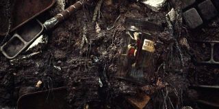 Throga, który w pomniejszonej wersji jest zamknięty w słoiku, również znajdującym się nad wejściem do pieczary. Simon Walterson był początkowo człowiekiem, który za pomocą magii został zamieniony w żabę. Ostatecznie, po podniesieniu Mjolnira, zyskał moce Thora.