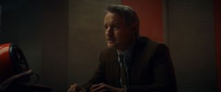 Mobius stwierdza, że Loki „nie szuka partnerów – chyba że mu to się opłaca”, na samym końcu próbując ich zdradzić. Odpowiedź boga podstępu na tę uwagę nawiązuje do jego zawartego pomiędzy filmami „Thor” a „Avengers” z 2012 roku sojuszu z Thanosem, w trakcie którego dostał on do dyspozycji armię Chitauri i przygotował inwazję na Ziemię. 