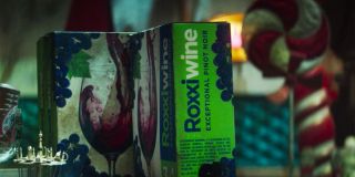 Warianty Lokiego, w tym aligator, delektują się trunkiem o nazwie Roxxiwine. To kolejne w tym serialu nawiązanie do złowrogiej korporacji Roxxon, która w komiksach nieustannie niszczy środowisko i dąży do powiększenia swoich wpływów. Przypomnijmy, że w 2. odcinku produkcji TVA ścigało Sylvie w budynku centrum handlowego Roxxcart; o korporacji słyszeliśmy wcześniej w filmach o Iron Manie.