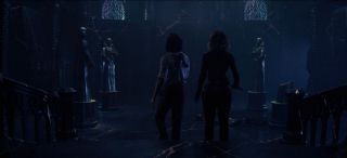 W cytadeli widzimy aż 4 posągi Strażników Czasu – jeden z nich jest zniszczony. W świecie komiksów Ten, Który Trwa faktycznie doprowadził do powstania 4 Strażników Czasu, przy czym ostatnia z nich, Wyrocznia aka Siwa, została relatywnie szybko wygnana do czasów starożytnego Egiptu.