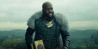 Wiemy już, skąd bierze się nazwa „Chełpliwy Loki” – w tego bohatera na ekranie wcielił się DeObia Oparei. Wyznaje on, że został wymazany przez TVA za pobicie Kapitana Ameryki i Iron Mana, za co dostał następnie nagrodę w postaci wszystkich Kamieni Nieskończoności. Oczywiście jego opowieść jest kłamstwem.