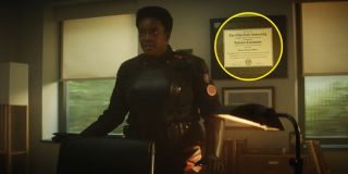 Łowczyni B-15 wyjawia innemu z Minutemenów, że wariant Ravonny Renslayer jest nauczycielką w amerykańskim stanie Ohio w 2018 roku. W gabinecie jeden z dyplomów podaje prawdziwe imię i nazwisko postaci: Rebecca Tourminet. W świecie komiksów Ravonna faktycznie korzystała z tego imienia i nazwiska, gdy chciała ukryć tożsamość po oszukaniu Kanga, przy czym doszło do tego na początku XX wieku.