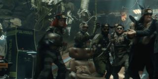 W pieczarze Lokich widzimy automat do gier Polybius. Według jednej z teorii spiskowych w 1981 roku kilka automatów tej gry zostało umieszczonych na przedmieściach Portland w stanie Oregon, a każdy grający był z nieznanych przyczyn hipnotyzowany. Na sam koniec kabina z automatem znikała, nie pozostawiając po sobie żadnego śladu.