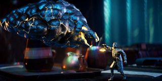 Jonathan Majors portretuje na ekranie Tego, Który Trwa – mamy tu do czynienia z jedną z wersji ikonicznego złoczyńcy, Kanga Zdobywcy. Zgodnie z komiksową genezą antagonista ten był początkowo naukowcem z XXXI wieku, który zdał sobie sprawę z istnienia innych uniwersów i zaczął spotykać inne ze swoich wariantów. Co prawda na ekranie nie pada imię „Kang”, ale postać Majorsa wymienia przydomki, którymi był określany – wśród nich znajduje się właśnie „Zdobywca”.