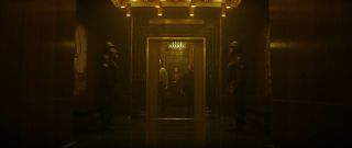 Już wcześniej w sieci pojawiały się głosy o tym, że serial zawiera sporo analogii do „Czarnoksiężnika z Oz” – chodziło tu m.in. o postawę Lokiego (Dorotka), Sylvie (początkowo Zła Czarownica z Zachodu; do tej antagonistki boga podstępu porównał wcześniej Nick Fury w filmie „Avengers”) i Strażników Czasu (niewidoczna siła wpływająca na rzeczywistość). Zwróćmy uwagę, że Loki i Sylvie prowadzeni na spotkanie ze Strażnikami Czasu przechodzą przez korytarz wypełniony żółtym światłem; w „Czarnoksiężniku z Oz” główni bohaterowie poruszali się z kolei po żółtym, ceglanym moście. 