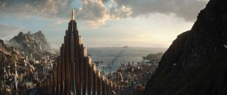 Sekwencja początkowa zabiera nas do alternatywnej wersji Asgardu. Na pierwszy rzut oka do złudzenia przypomina on wizerunek tej lokacji z filmu „Thor: Mroczny świat”, jednak na potrzeby serialu stworzono nowe ujęcie, lepiej eksponujące Pałac Królewski i most Bifrost. 