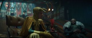 To jeden z najważniejszych easter eggów odcinka – klasyczny Loki wyznaje, że stworzył za pomocą magii doskonałą projekcję samego siebie, oszukując nawet próbującego złamać mu kark Thanosa. Ta rewelacja de facto rodzi kolejne spekulacje na temat tego, czy Loki przeżył wydarzenia ukazane w filmie „Wojna bez granic”. Być może ponownie sfingował on własną śmierć, podobnie jak klasyczny Loki.