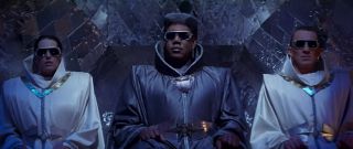 Wygląd i zachowanie Strażników Czasu przywodzi poniekąd na myśl wizerunek Trzech Najważniejszych Osób na Świecie z filmu „Wspaniała przygoda Billa i Teda” z 1989 roku. 