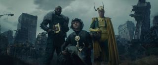 W scenie po napisach Loki budzi się w świecie, który kojarzy się z krajobrazem zniszczonego Nowego Jorku – w tle widzimy nawet wieżę Avengers. Być może w tej rzeczywistości inwazja Chitauri na miasto zakończyła się sukcesem.