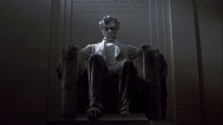 Zdumienie Lokiego, który widzi inną wersję posągu, przywodzi poniekąd na myśl franczyzę „Planeta Małp”. W filmie z 1968 roku bohater portretowany przez Charltona Hestona napotkał na plaży zniszczoną Statuę Wolności, z kolei w wersji Tima Burtona z 2001 roku kapitan Davidson spostrzegł, iż słynny pomnik Lincolna ma teraz oblicze małpy.