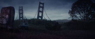 Auto zwalnia przy znaku pochodzącym z kina Wrighstville. W jednym z poprzednich odcinków TVA monitorowało Wrighstville w kontekście nadchodzącej apokalipsy.