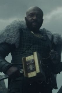 Chełpliwy/samochwalczy Loki (tak postać określono w niemieckiej wersji napisów; gra go Deobia Oparei) – bohater nie ma swojego odpowiednika w komiksach. Trzymanie w dłoniach młota przypominającego Mjolnir może sugerować, że mamy tu do czynienia z osobliwym połączeniem Thora i Lokiego. Z kolei skłonność do przechwałek budzi wyraźne skojarzenia z komiksowym Sigurdem, wojownikiem walczącym dla dziadka Thora, Bora, który po odrodzeniu uwielbiał opowiadać historie o dawnych bitwach. 