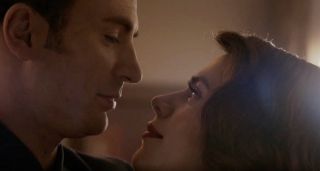 Pierwszym dźwiękiem jest jednak fragment utworu „It’s Been a Long, Long Time” w wersji grupy Harry James Band, który Nick Fury puszczał w mieszkaniu Steve’a Rogersa w filmie „Zimowy żołnierz”. Tę samą piosenkę usłyszeliśmy w ostatniej scenie „Końca gry”, obserwując tańczących Rogersa i Peggy Carter.