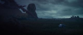 W trakcie podróży samochodem w tle został również pokazany Stonehenge. W MCU tę budowlę widzieliśmy wcześniej – to tutaj nagi Erik Selvig zwrócił uwagę mediów.