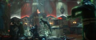 Kid Loki rzuca aligatorem w sposób przypominający scenę z filmu „Ragnarok”, w której Thor rzucił Lokim, wcześniej wołając o pomoc.