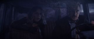 W aucie dostawcy pizzy widzimy zabawkę – tzw. „Hula Girl”. Ten sam przedmiot pojawił się już w serialu „Agenci T.A.R.C.Z.Y.”, jak również w furgonetce, w której Vision i Darcy Lewis przemieszczali się w „WandaVision”.