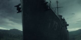 Uwagę Aliotha odwraca pojawienie się w Pustce okrętu wojennego USS Eldridge. W prawdziwym świecie w czasie II wojny światowej należał on do amerykańskiej marynarki. Zasłynął jednak przede wszystkim z rzekomego udziału w tzw. eksperymencie Filadelfia, mającego dowieść istnienia jednobiegunowego pola magnetycznego – gdyby to faktycznie istniało, odchylenie światła pozwoliłoby na ukrywanie okrętów nawet w bezpośredniej bliskości sił wroga. Armia USA nigdy nie potwierdziła, że takowy eksperyment w ogóle przeprowadzono.