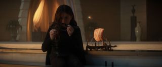 Sylvie w swojej komnacie bawi się zabawkami – znajdziemy wśród nich drewniany statek wikingów, Walkirię (reprezentującą w tym przypadku raczej wojowniczki Asgardu niż konkretnie postać portretowaną przez Tessę Thompson) i wilka Fenrisa. Ten ostatni w filmie „Thor: Ragnarok” został sojusznikiem Heli; to także z nim Hulk walczył na Bifroście. 