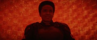 W sieci pojawiła się teoria, według której za stworzeniem TVA miał stać nie Kang, a tajemniczy wariant Lokiego – to właśnie dlatego tak zależało mu na pokonaniu zagrażającej jego istnieniu Sylvie. Potwierdzeniem teorii miałby być fakt, że na drzwiach prowadzących do komnaty Strażników Czasu znajdują się symbole przypominające nordyckie runy oznaczające przebudzenie. Zwróćmy też uwagę, że Łowczyni B-15 jest przetrzymywana w celi, wykorzystującej podobne do asgardzkich więzień pole energii.