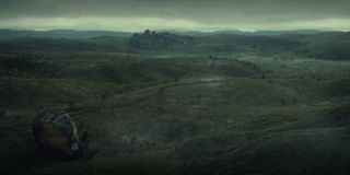 Gdy Loki wraz z innymi wariantami przemierza Pustkę, na ziemi widać porozrzucane, kamienne głowy. Jedną z nich jest kask Yellowjacketa, głównego złoczyńcy filmu „Ant-Man”. Przedmiot może należeć do któregoś z wariantów antagonisty lub po prostu do tego znanego z Kinowego Uniwersum Marvela – być może zaszedł on w subatomowej wędrówce tak daleko, że dotarł właśnie do krańca czasu.