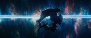 Sekwencja otwierająca może również kojarzyć się z podróżą przez tunel czasoprzestrzenny z filmu „Kontakt” Roberta Zemeckisa z 1997 roku – chodzi tu o opuszczanie czasoprzestrzeni przy dźwiękach ludzkich głosów i ich stopniowe wyciszanie w miarę zbliżania się do celu. W „Kontakcie” wszechświat odbijał się w dodatku w oczach bohaterki Jodie Foster, z kolei w „Lokim” podróż kończy się krzykiem Sylvie: „Otwórz oczy!”. Podobną na poziomie wizualnym scenę widzieliśmy również w serialu „WandaVision” (Monica Rambeau pokonująca granicę Hexu).