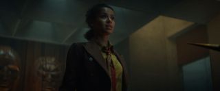 Ravonna w rozmowie z Sylvie wspomina o „człowieku ukrywającym się za kurtyną” w kontekście osoby, która stoi za działaniami TVA – zdanie to wyraźnie nawiązuje do postaci z „Czarnoksiężnika z Oz”.