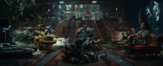 W pieczarze Lokich znajduje się mnóstwo przedmiotów ze stołówki TVA – krzesła, stoliki, a nawet sprzedawane w siedzibie organizacji soki. Nie jest jasne, w jaki sposób trafiły one do Pustki; być może Minutemeni wymazywali je wtedy, gdy były im już niepotrzebne.