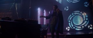 W oknach cytadeli widać z kolei triskeliony, znane z wielu kultur potrójne spirale, mające symbolizować upływ czasu, ruch Słońca i dynamikę zdarzeń.