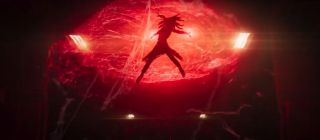 W jednym z ciekawszych ujęć zwiastuna tajemnicza postać, najprawdopodobniej Scarlet Witch, uwalnia swoje moce, a Okoye próbuje ją zabić za pomocą włóczni. Warto zauważyć, że po przestudiowaniu Darkholdu Wanda powinna potrafić otwierać bramy do innych światów. Na tym jednak nie koniec – w komiksach Maximoff jest tzw. Nexusem (Ogniwem), postacią, która w każdej rzeczywistości jest dokładnie taka sama. Jeśli tak, nie możemy wykluczyć, że w „What If…?” zobaczymy tę samą wersję Scarlet Witch, co w innych produkcjach MCU.