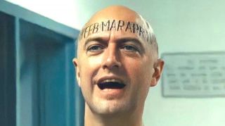 Innym z łotrów osadzonych w Belle Reve jest kolejny z wrogów Batmana, Calendar Man, w którego rolę również wciela się brat reżysera, Sean Gunn. Wygląd tej postaci jest wyraźnie inspirowany komiksowym wizerunkiem łotra – na jego głowie widzimy tatuaż nawiązujący do kalendarzowych miesięcy.