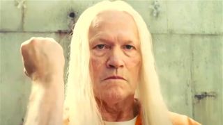 Sekwencji otwierającej towarzyszy utwór „Folsom Prison Blues” Johnny’ego Casha. Co ciekawe, legendarny muzyk napisał słowa tej piosenki po zobaczeniu telewizyjnego dokumentu o słynnym więzieniu Folsom położonym w stanie Kalifornia – James Gunn przyznał, że dzięki wykorzystaniu tego utworu chciał zbudować analogię do więzienia Belle Reve, w którym przetrzymywani są członkowie Suicide Squad.