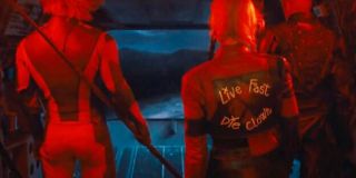 Również napis na kurtce Harley nawiązuje do jej dawnej relacji z Jokerem: „Żyj szybko, umieraj klaunie”.