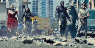 W produkcji widzimy fragmenty telewizyjnych programów stacji GBS (Global Broadcasting System). W komiksowych uniwersum DC to jeden z największych konglomeratów medialnych, należący do znanego m.in. z serialu „Superman i Lois” Morgana Edge’a. Swego czasu prezenterem nocnego wydania programu informacyjnego GBS był Clark Kent.