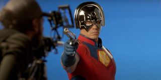 Scena po napisach ustawia podwaliny pod serial HBO Max o Peacemakerze. Warto zauważyć, że w komiksach antybohater po jednej ze swoich domniemanych śmierci zaczął pracować w grupie Checkmate (odnogi Task Force X), w ramach której polował na terrorystów.