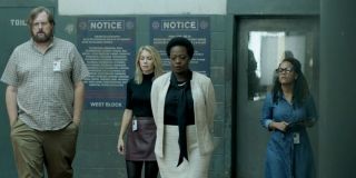 Wszyscy pracownicy Task Force X, którzy pomagają Amandzie Waller, mają swoich komiksowych odpowiedników. Są to: John Economos (w tej roli Steve Agee), Flo Crawley (Tinashe Kajese), Emilia Harcourt (Jennifer Holland) i Briscoe (Stephen Blackehart). Podobnie jak w komiksach ostatni z nich został na ekranie pilotem helikoptera.