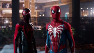 Strój Milesa Moralesa wygląda nieco inaczej i zawiera więcej czerwonych akcentów. Nie wiadomo czy to zmiana czysto kosmetyczna, czy też zostanie to jakoś wytłumaczone fabularnie.