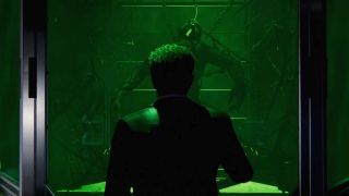 Na ten moment nie wiadomo z kim połączył się Venom. Warto jednak przypomnieć, że w końcowej scenie Spider-Mana z 2018 roku dostaliśmy mocną sugestię, że symbiont przejmie kontrolę nad Harrym Osbornem.