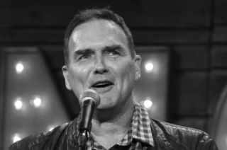 Norm Macdonald (1959-2021) – znany amerykański komik zmarł 14 września 2021 roku.