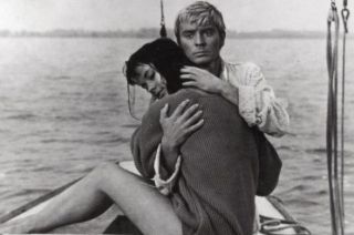 Zygmunt Malanowicz (1938-2021) – aktor znany z filmów takich jak: Nóż w wodzie, Polowanie na muchy czy Krajobraz po bitwie oraz seriali: Dom, Stawka większa niż życia czy Droga zmarł 4 kwietnia 2021 roku.