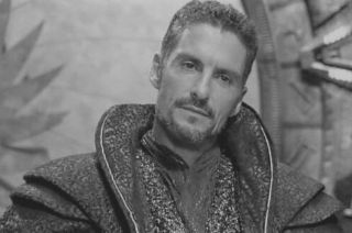 Cliff Simon (1962-2021) – aktor znany z roli Baala w serialu Gwiezdne wrota zmarł 9 marca 2021 roku.