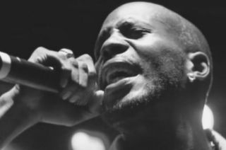 DMX (1970-2021) – słynny raper i aktor znany z wielu filmów, miedzy innymi Od kołyski aż po grób, Romeo musi umrzeć, Miasto bezprawia czy Mroczna dzielnica zmarł 9 kwietnia 2021 roku.