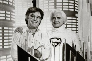 Richard Donner (1930-2021) (po prawej) – reżyser między innymi serii Zabójcza broń, Goonies, Zaklęta w sokoła czy Superman zmarł 5 lipca 2021 roku.