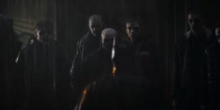 Warto zwrócić uwagę, że w wyżej wspomnianej grupie przestępców pojawia się postać, którą portretuje Jay Lycurgo. Jest to o tyle ciekawe, że aktora mamy okazję oglądać obecnie w 3. sezonie produkcji „Titans” od HBO Max, w której wciela się w Tima Drake’a, w komiksach bardziej znanego jako jeden z Robinów.