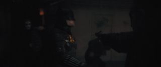 Choć kostium Batmana jest bodajże najrealistyczniejszym z ekranowych strojów Mrocznego Rycerza, cechuje go kuloodporność, co widać w scenie walki herosa z gangiem. Jakby tego było mało, Zamaskowany Krzyżowiec w pojedynku używa nietypowej dla siebie broni – paralizatora. Nie wiemy jednak, czy trzyma go w dłoniach jako osobny przedmiot, czy prąd wydobywa się ze wzmocnionych elektrycznością rękawic.