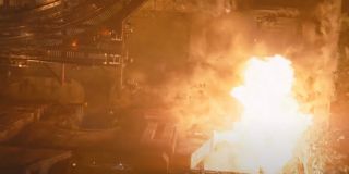 Montaż nowego zwiastuna sugeruje, że Batman stara się wyciągnąć od Riddlera informacje na temat bomb podłożonych w Gotham – niedługo po ich rozmowie widzimy ujęcie pokazujące eksplozję. Istotne jest jednak to, że Mroczny Rycerz nazywa Edwarda Nashtona wprost „Riddlerem”, co może podpowiadać, że antagonista w świecie przestępczym miasta zdążył już zyskać renomę.