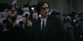 Z materiałów z planu wiemy już, że Bruce Wayne i Selina Kyle będą uczestniczyć w pogrzebie Dona Mitchella – burmistrza Gotham, którego zabił Riddler (proces ten ukazano w zeszłorocznym trailerze).