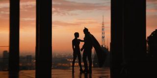 W trakcie rozmowy Catwoman z Batmanem, gdy Selina zapewnia, że „potrafi o siebie zadbać”, z prawej strony bohaterów widzimy urządzenie przypominające bat-sygnał. Nie jest więc wykluczone, że Reeves podąża tropami komiksowymi – w niektórych zeszytach Catwoman wzywała Mrocznego Rycerza, przejmując kontrolę nad bat-sygnałem od Jima Gordona.