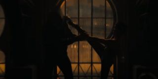 Catwoman walczy z łotrem – kształt okien przywodzi na myśl tę samą lokację, w której w innym ujęciu zwiastuna widzimy Pingwina. Wiele wskazuje więc na to, że Selina będzie prowadzić infiltrację złoczyńcy i grupy jego pomocników.